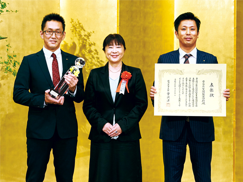 環境優良工場表彰式にて(右：田上社長、左：藤田部長）