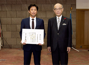 左：弊社代表取締役社長 田上裕之 右：石川県知事 谷本正憲様